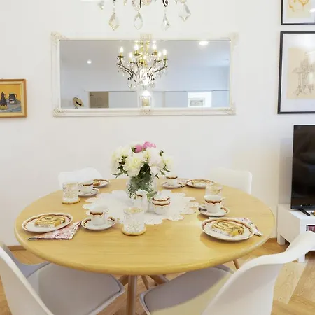 Stylish In Historical Center Апартаменты *