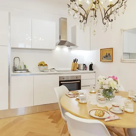 Апартаменти Stylish In Historical Center *