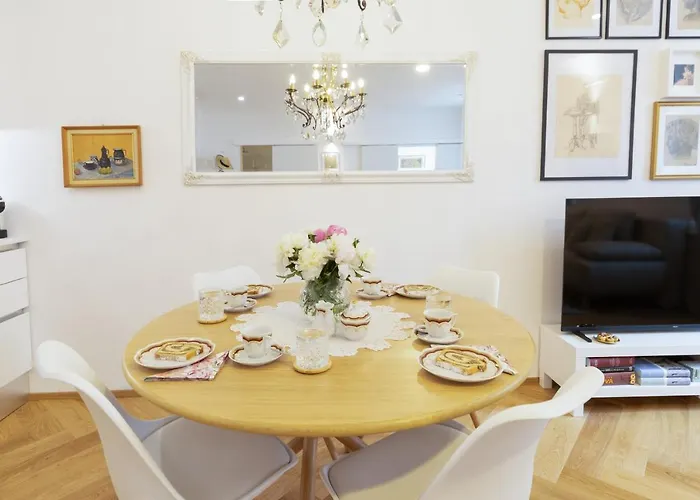 Stylish In Historical Center Апартаменты *